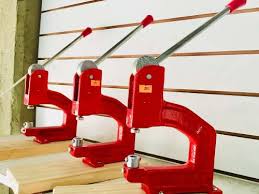 Maquina de colocar broches